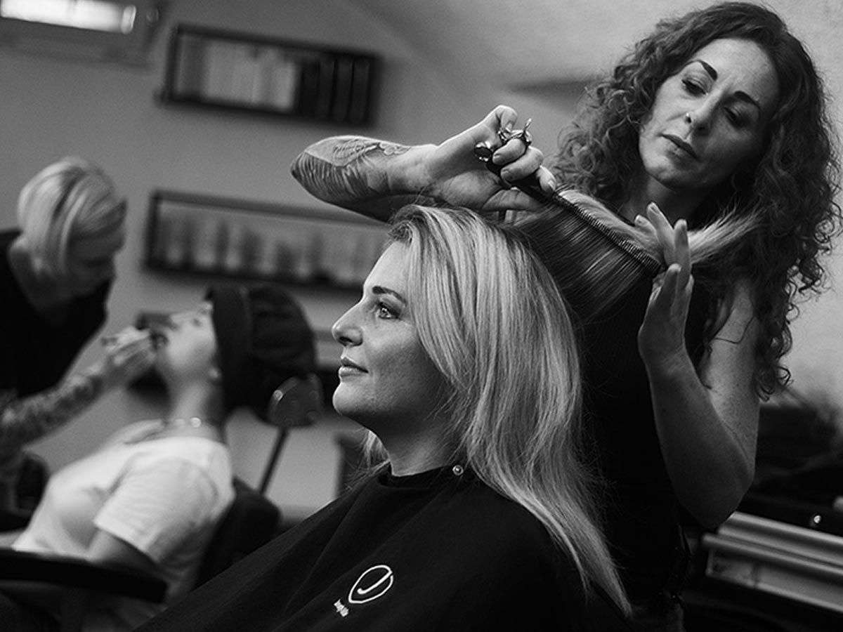 Mädelsabend bei kopflast? - Tanja frisiert eine Kundin