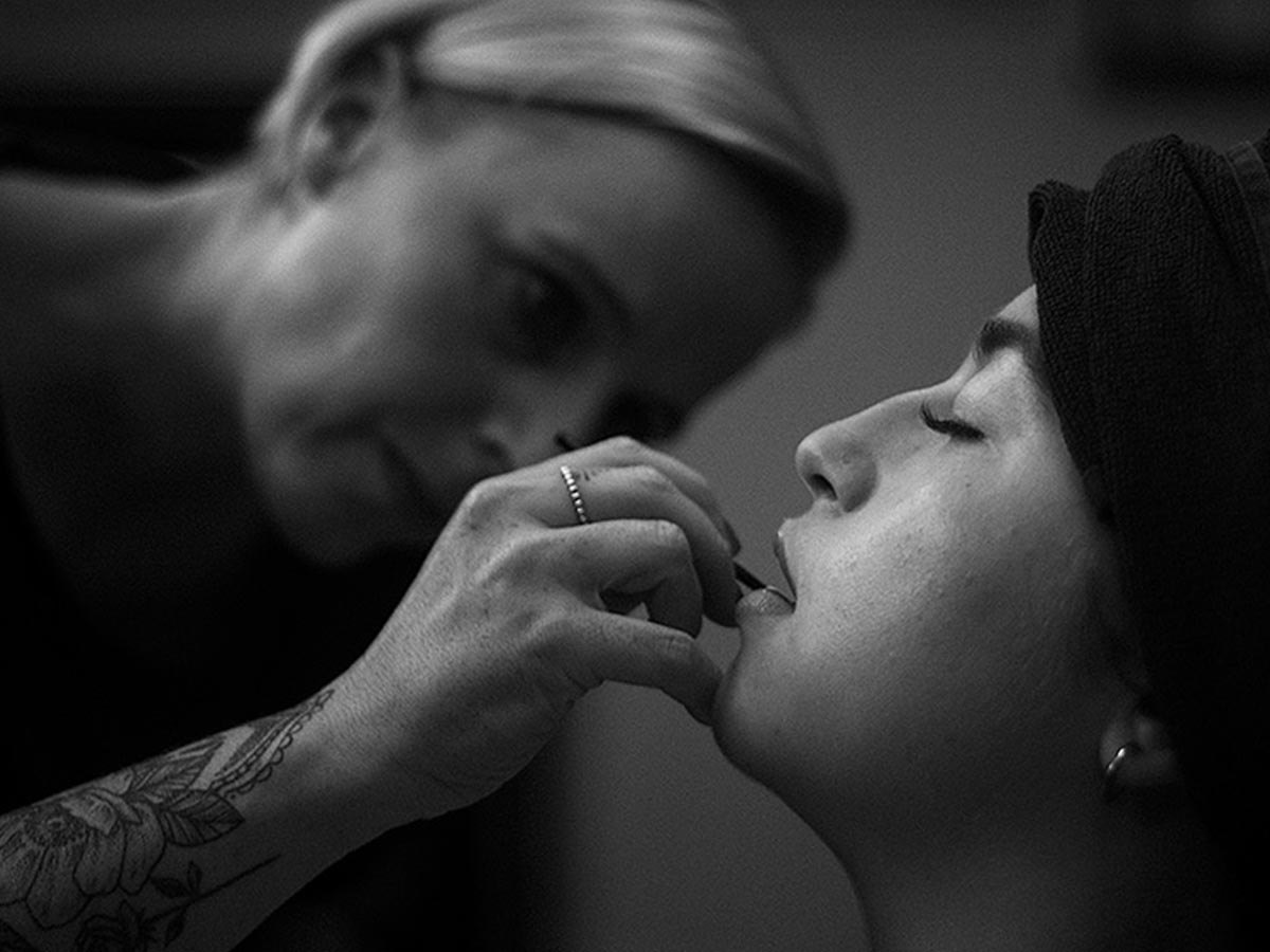 Mädelsabend bei kopflast? - Nina schminkt eine Kundin