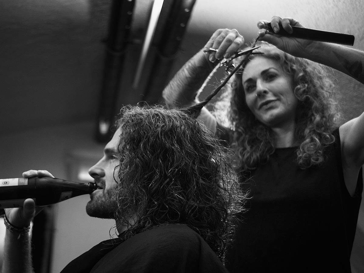 Männerabend bei kopflast? - Tanja frisiert einen Kunden